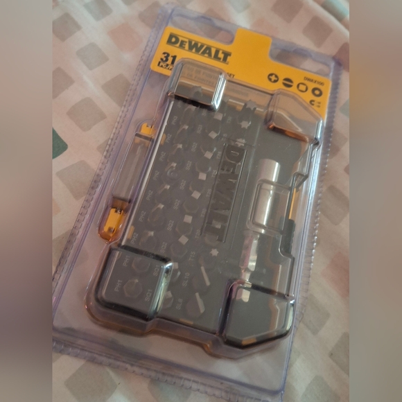 DEWALT 31-Piece Screwdriving Bit Set - Black and Yellow - Picture 2 of 7